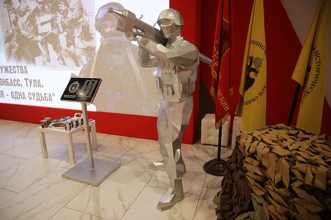 Тульские участники СВО передали музейному фонду самодельную металлическую скульптуру