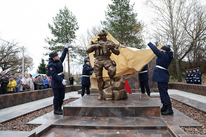 В Плавске открыли мемориал «Участникам специальной военной операции»