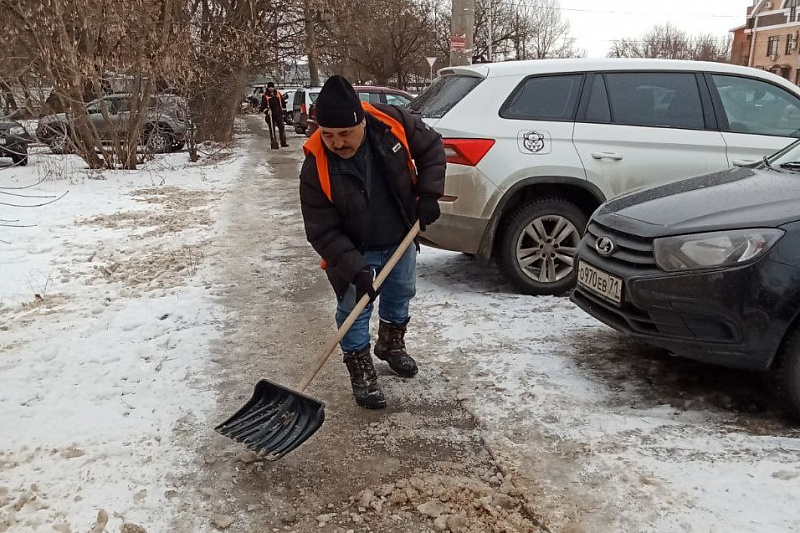 В Туле продолжили уборку городских улиц от снега и мусора