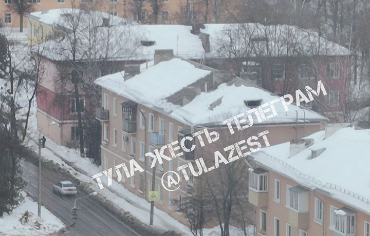 В соцсетях сообщили об обрушении кровли в доме на улице Шухова в Туле