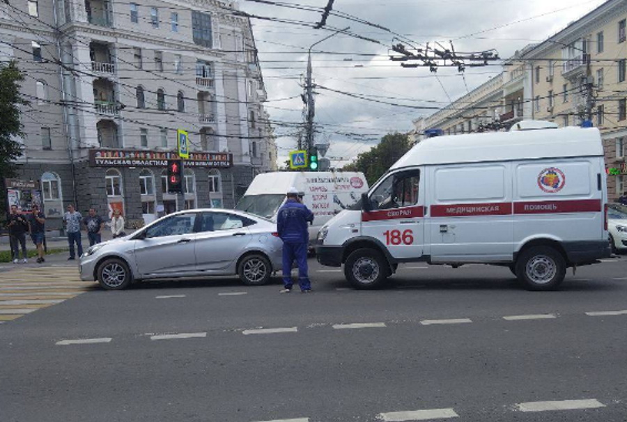 На проспекте Ленина в Туле карета скорой помощи столкнулась с легковушкой