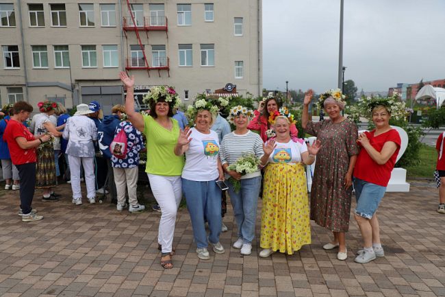 Гигантский венок сплели туляки на Казанской набережной