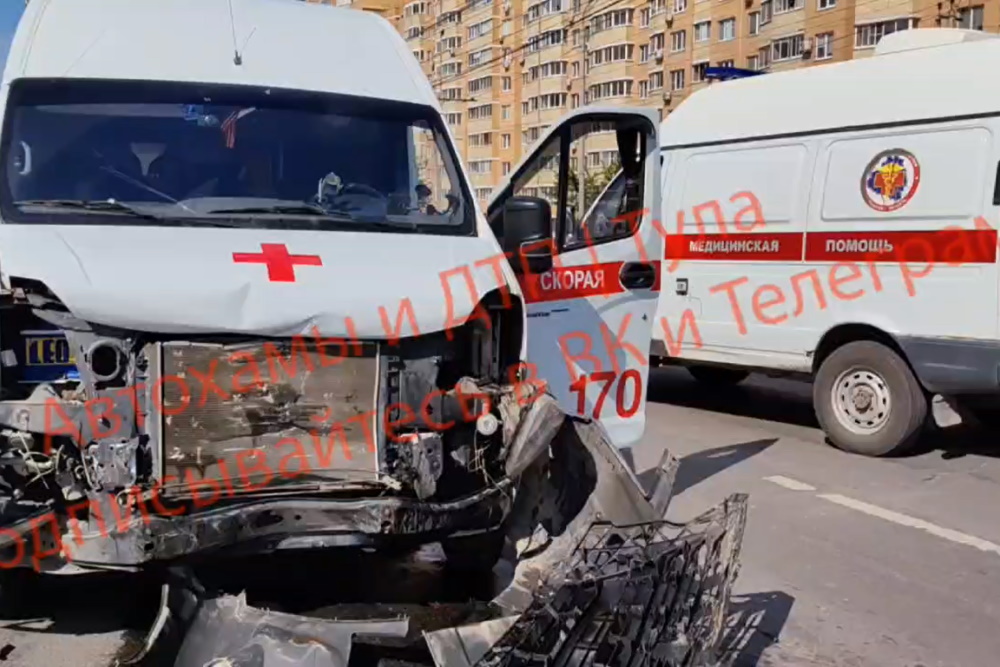 Легковушка подрезала машину скорой помощи на проспекте Ленина в Туле