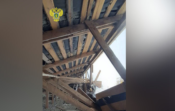 В Одоеве под тяжестью снега обрушилась крыша жилого дома