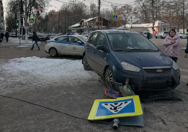На улице Жаворонкова в Туле автомобиль Ford снес светофор