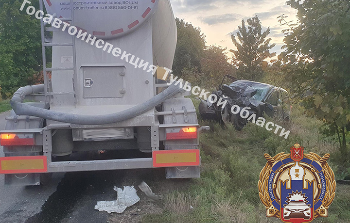 Женщина-водитель Renault погибла после столкновения с большегрузом в Туле