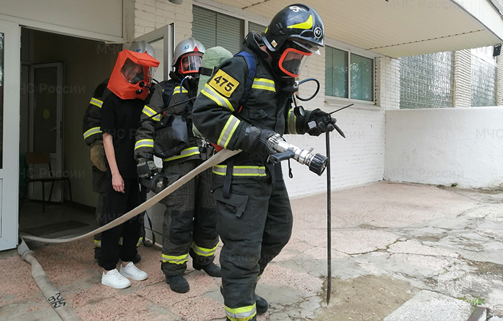Спасатели потушили условный пожар в Дубенской средней школе