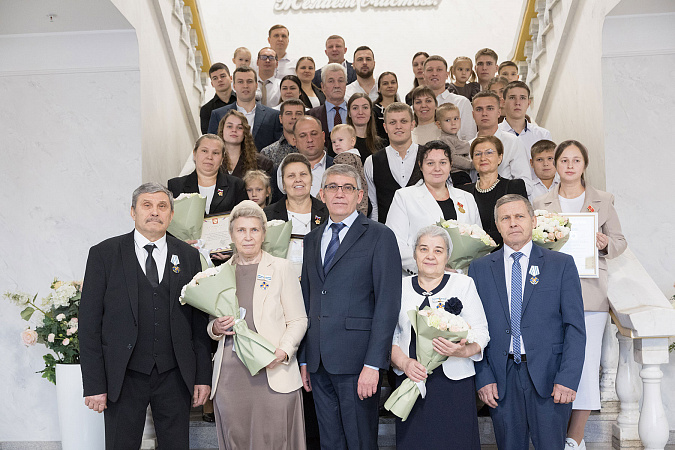 Тульский губернатор Миляев вручил награды многодетной династии Балашовых