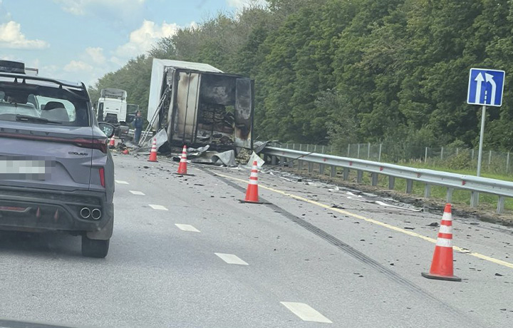 На трассе М-4 в Тульской области сгорела фура