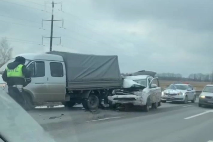 ﻿На Калужском шоссе в Туле кроссовер врезался в грузовую газель