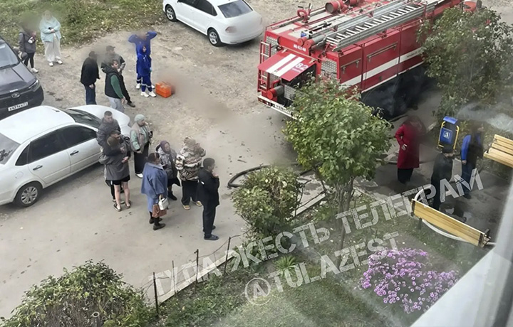 Спасатели потушили пожар в квартире дома в поселке Шварцевский