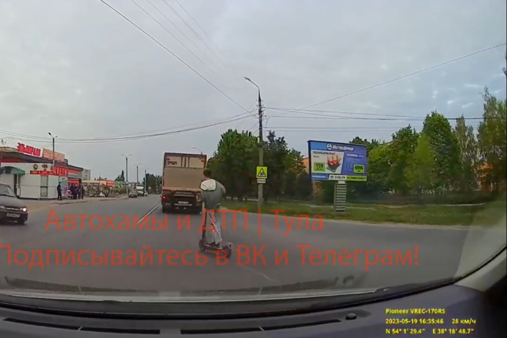 Автомобилисты засняли &quot;самокатчика-камикадзе&quot; на дороге в Новомосковске