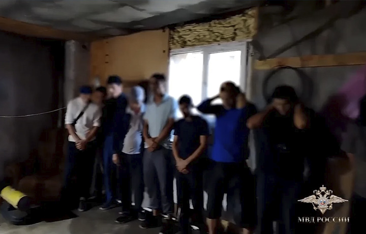 Силовики изъяли из подпольного цеха в Тульской области 58 тысяч бутылок суррогатного алкоголя