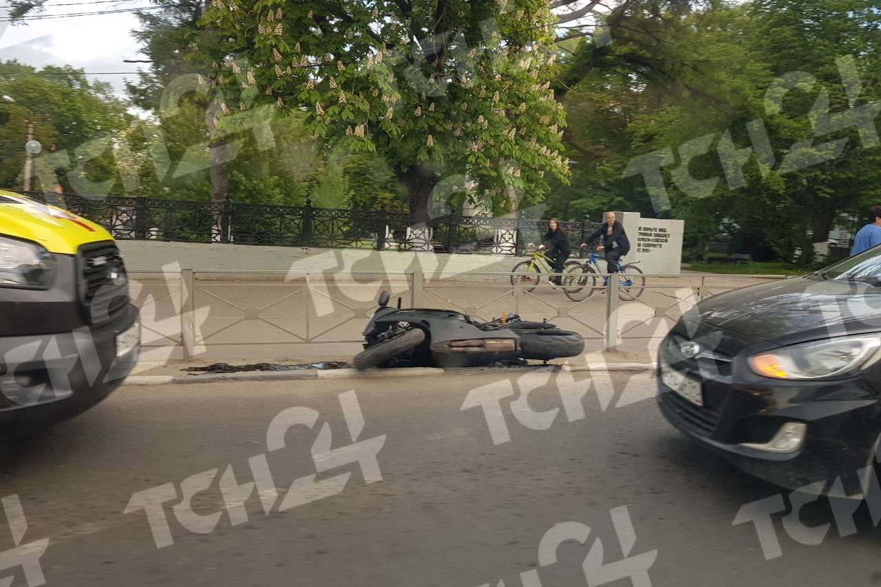 На проспекте Ленина в Туле сбили мотоциклиста: собирается пробка