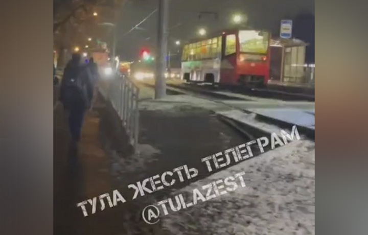 Легковушка залетела под трамвай на улице Металлургов в Туле