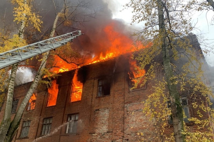 На улице Заводской в Узловой загорелось трехэтажное строение