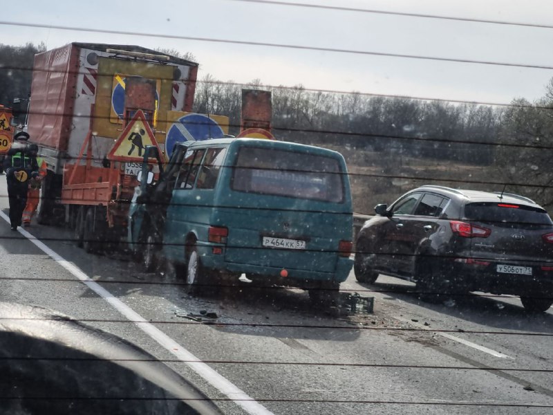 На 273 километре автодороги Крым в Тульской области Volkswagen столкнулся со спецтехникой