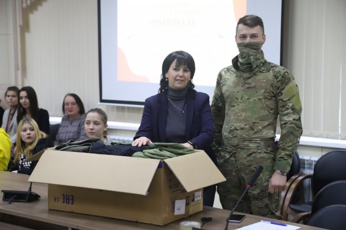 Военнослужащим-участникам СВО передали вещи, изготовленные руками тульских студентов