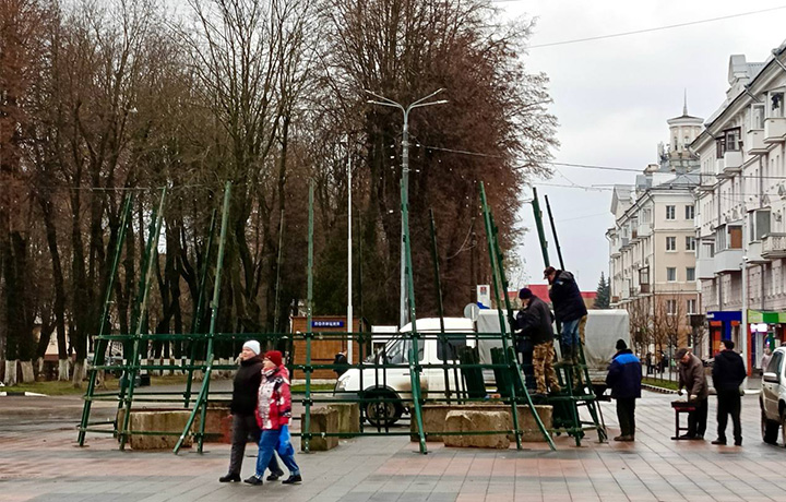 На Центральной площади Новомосковска начался монтаж новогодней ёлки
