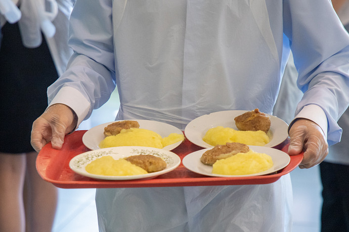 Борщ, сосиски и пельмени оказались любимыми блюдами школьников