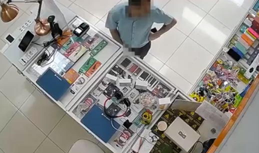 Туляк зашел в магазин и показал половой орган продавщице