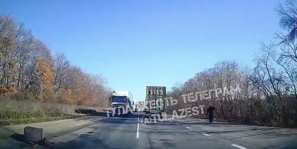 В Ефремове легковой автомобиль столкнулся с грузовиком, водителя зажало в салоне
