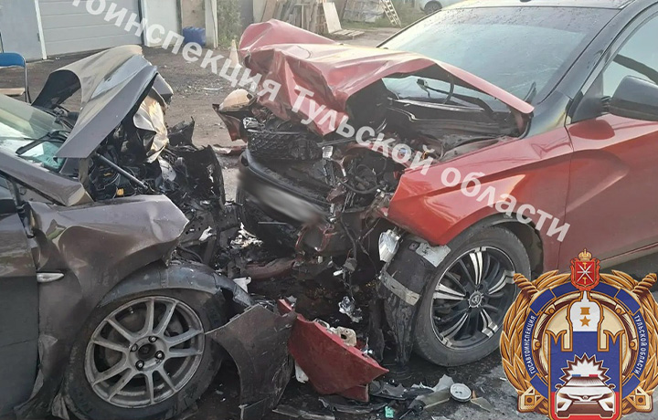 В Щёкине столкнулись Hyundai Solaris и Lada Vesta, двое пострадали
