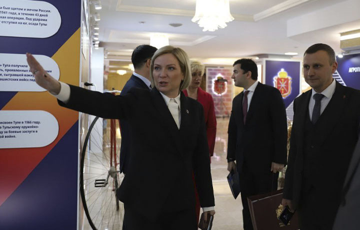 Министр культуры Ольга Любимова получила паспорт туриста Тульской области