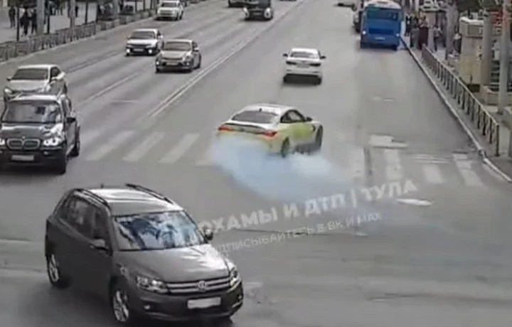 Водителя зеленого BMW, устроившего дрифт в Туле, нашли и оштрафовали