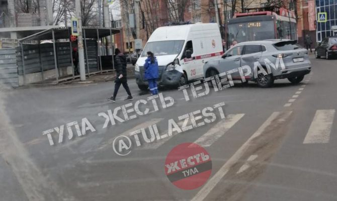 В Туле столкнулись скорая помощь и внедорожник