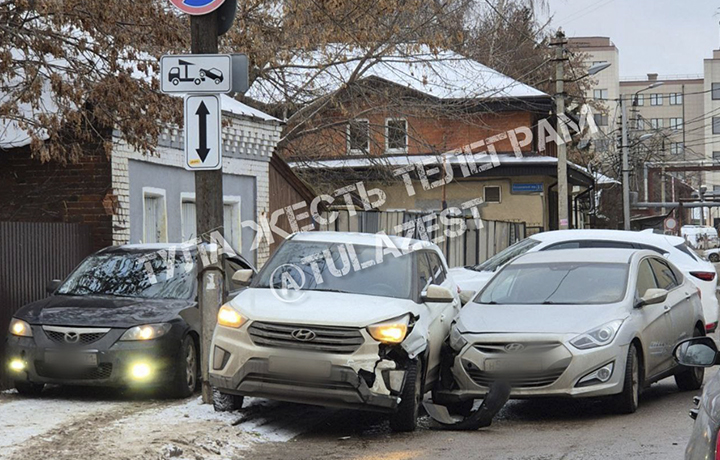 В Бухоновском переулке в Туле затруднено движение из-за ДТП