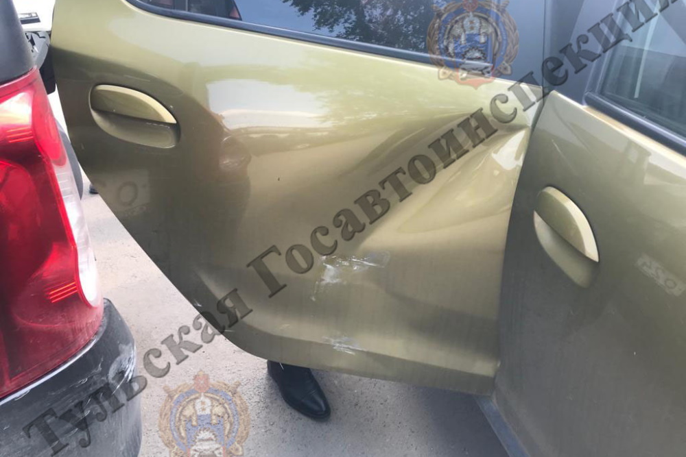 Парень за рулем Lada сбил выходившую из машины девятилетнюю девочку на парковке в Новомосковске