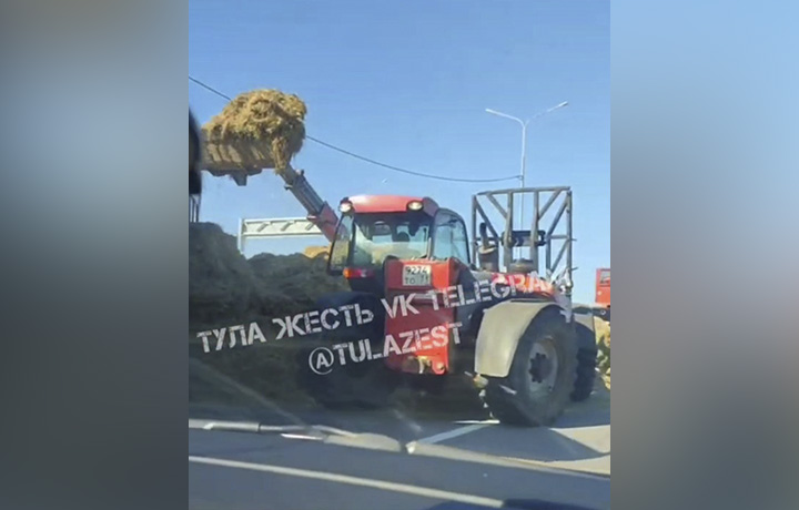 Грузовик с сеном опрокинулся на трассе М-4 в Тульской области