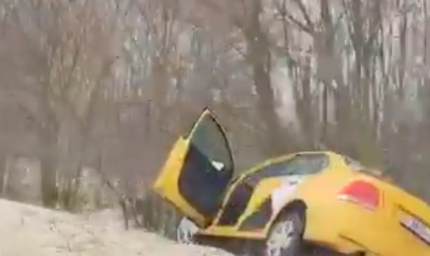 В Богородицком районе Тульской области такси вылетело в кювет