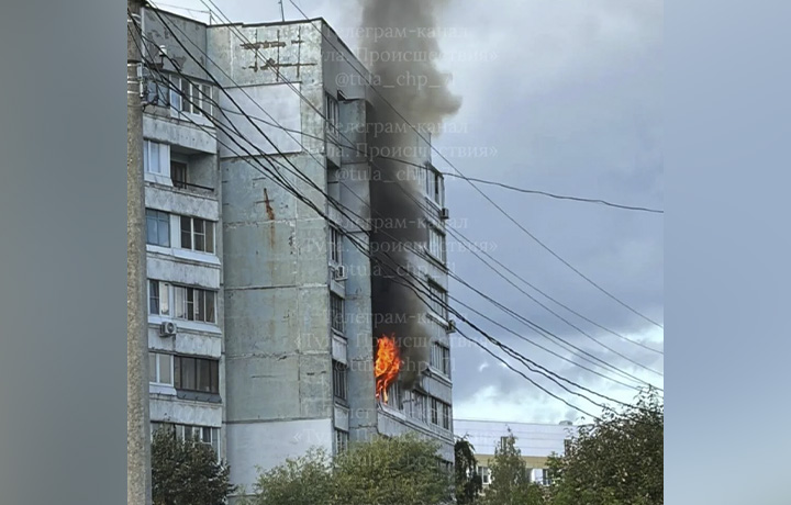 В Туле на улице Майской горит квартира на пятом этаже