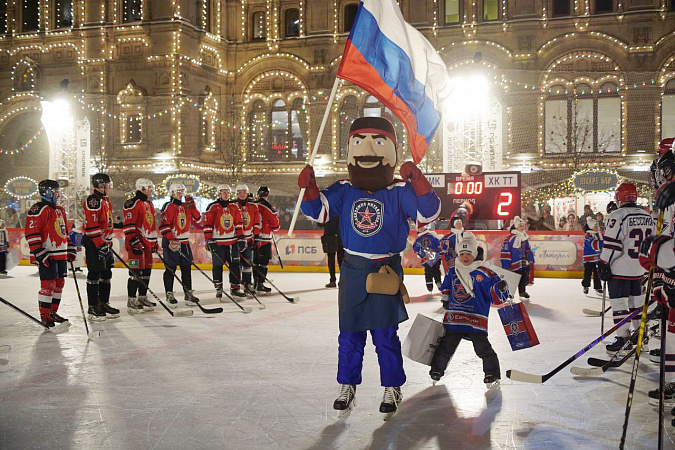 Хоккеисты из Тулы провели матч с командой комендатуры Кремля в Москве