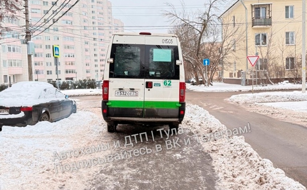 Маршрутка оккупировала тротуар в центре Тулы
