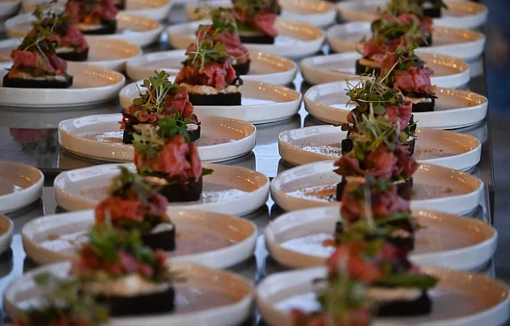 «Игра в кальмара»: гостеприимно и неформально начался гастро-пикник «Август» в Тульской области