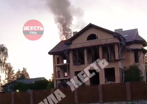 В тульском поселке Рассвет загорелся недостроенный дом