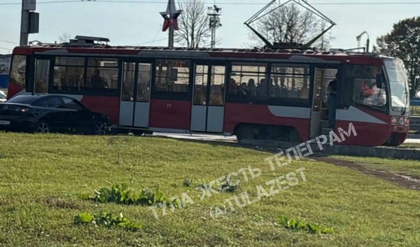 В Туле легковой автомобиль столкнулся с трамваем возле депо