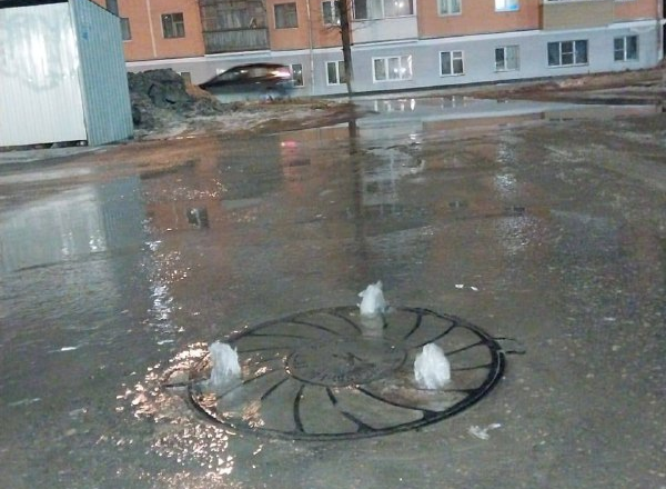 На улице Шухова в Туле прорвало канализацию