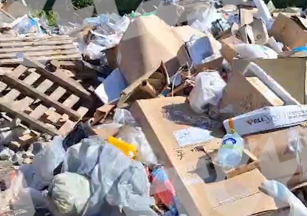 Неизвестные устроили гигантскую свалку в Пролетарском округе Тулы: мусор свозят «КамАЗами» и укатывают тракторами