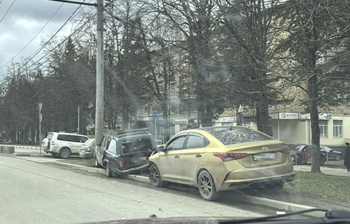 ВАЗ врезался в опору ЛЭП после ДТП на проспекте Ленина в Туле