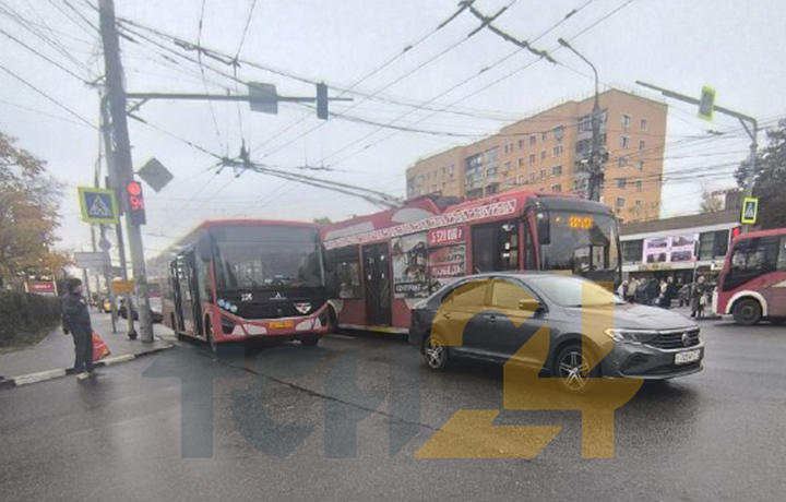 В Туле автобус перекрыл выезд на проспект Ленина с улицы Генерала Маргелова