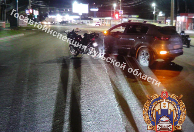 Водитель Kia врезался в мотоциклиста на Павшинском мосту в Туле