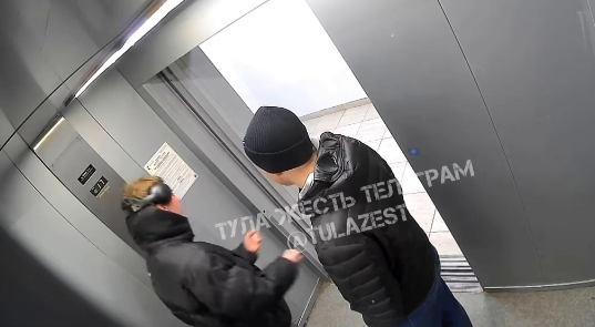 Подросток разгромил лифт в одном из домов на улице Сурикова в Туле