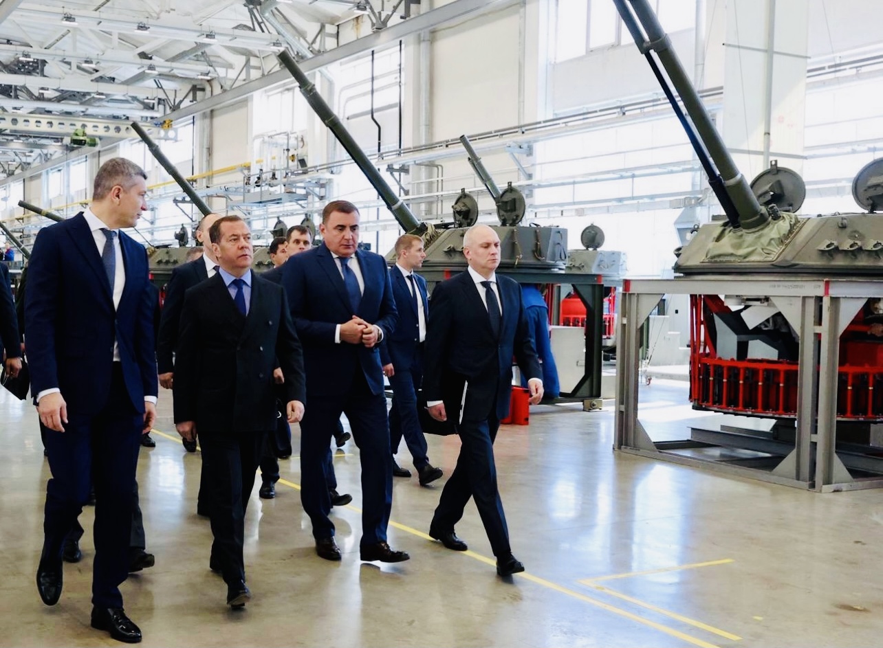 Дмитрий Медведев в Туле обсудил ускорение  поставок и вооружения