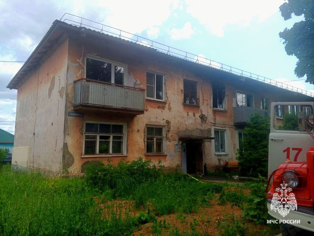 Спасатели вывели четырех человек из горящей квартиры в Алексине