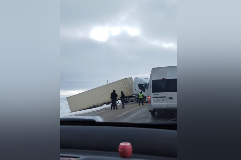 В Ясногорском районе фура улетела в кювет и перегородила половину дороги