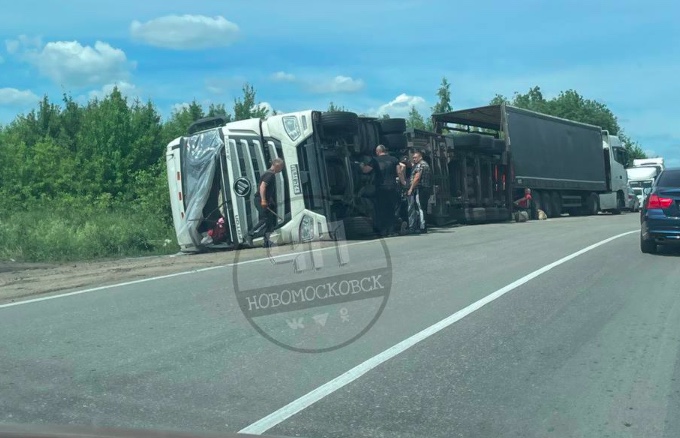 В Тульской области перевернулась фура